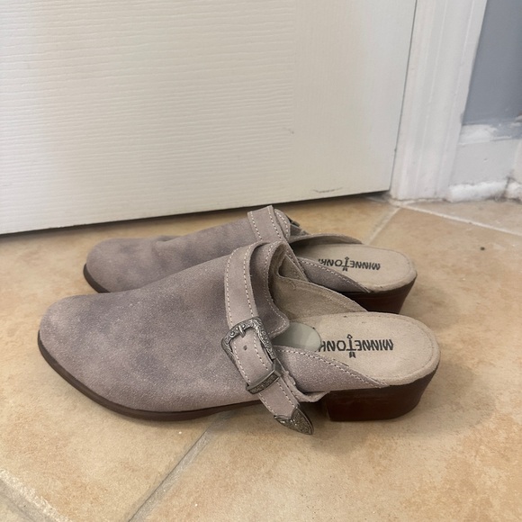 Minnetonka Women's Billie Leather Slip-On Mules - Picture 3 of 8